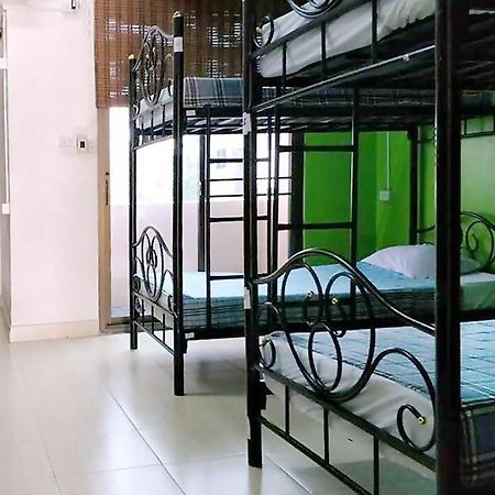 The Twins Hostel Bangkok Bagian luar foto