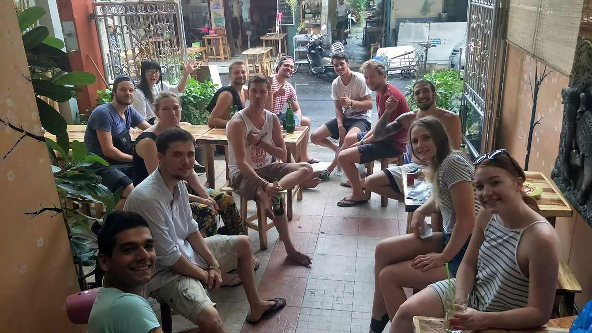The Twins Hostel Bangkok Bagian luar foto