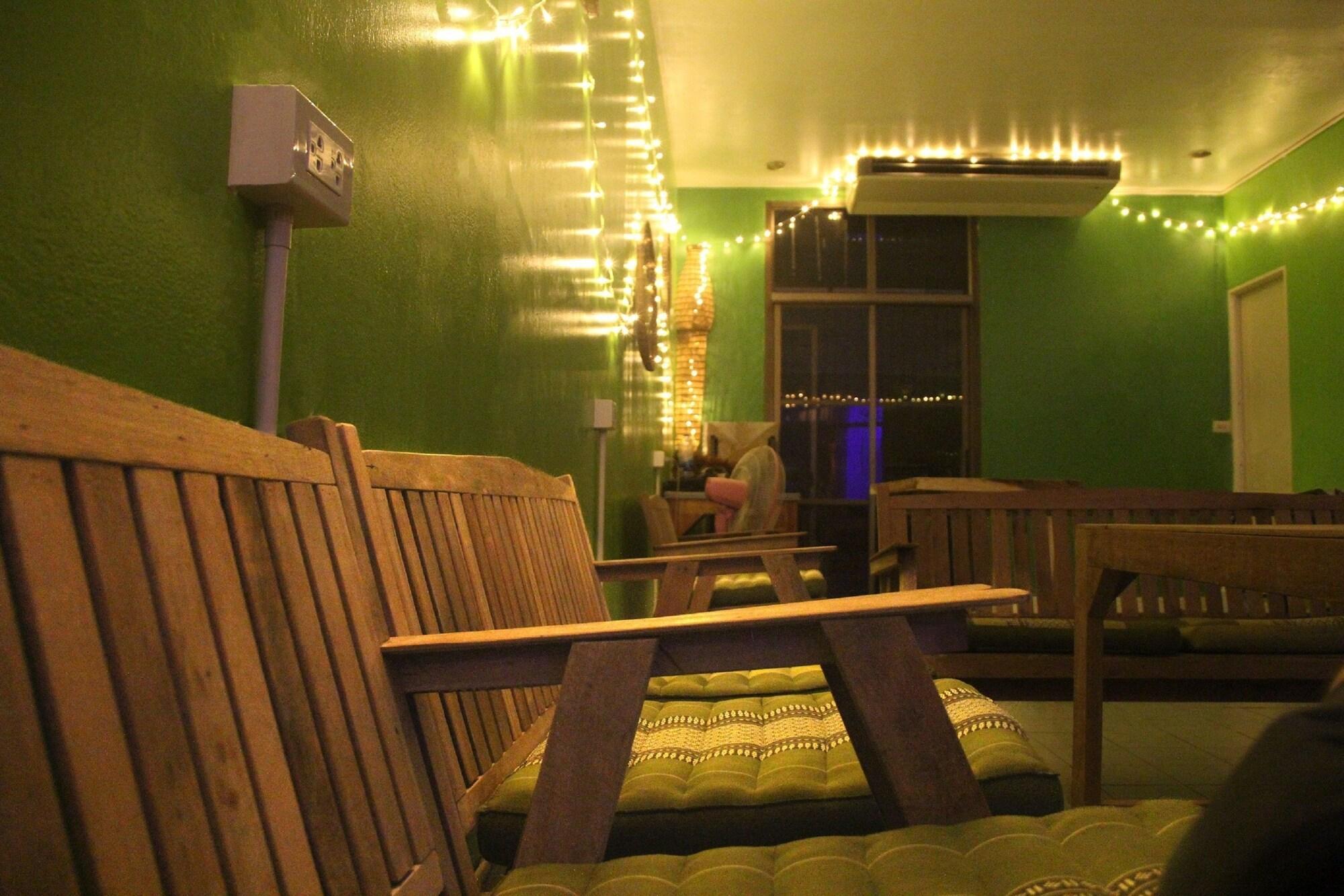The Twins Hostel Bangkok Bagian luar foto