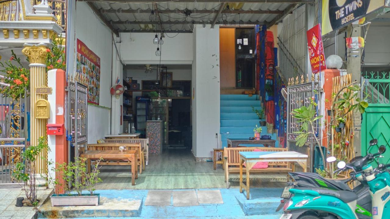 The Twins Hostel Bangkok Bagian luar foto