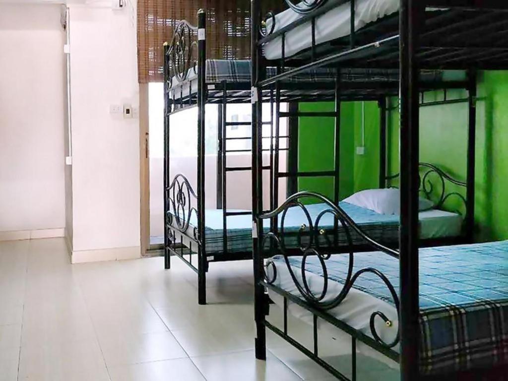 The Twins Hostel Bangkok Bagian luar foto