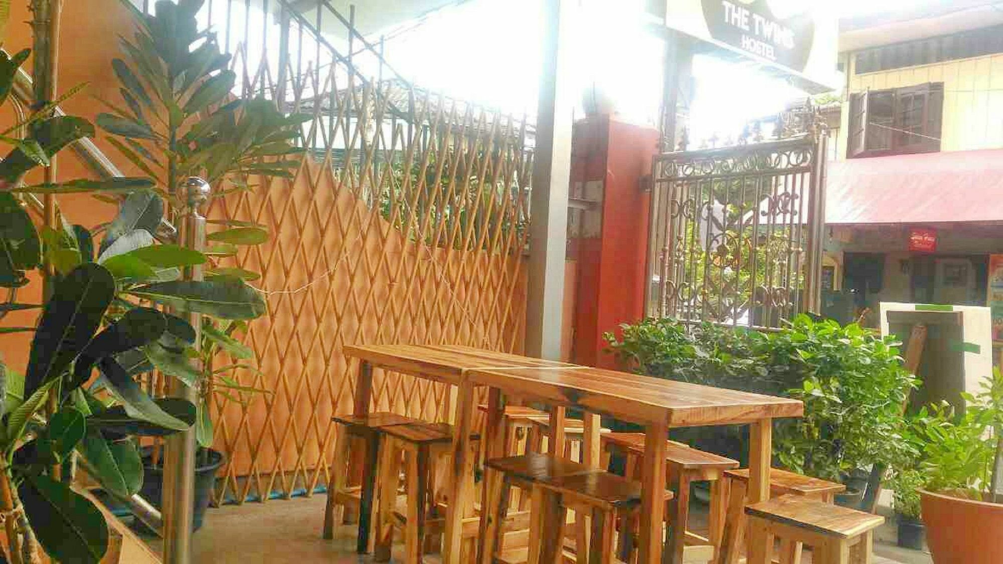 The Twins Hostel Bangkok Bagian luar foto